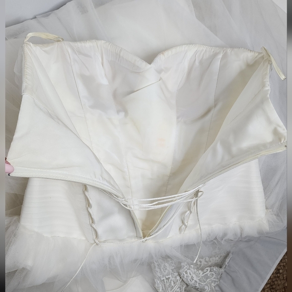 Elegant Ivory Lace/Zipper Multi Layered Wedding Dress - Picture 12 of 16